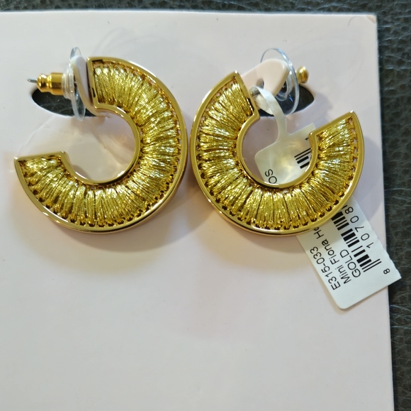 Mignonne Gavigan Mini Fiona Gold Hoops Earrings - Picture 2 of 7